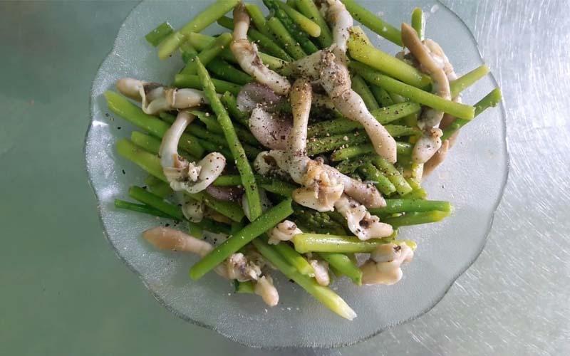 Hướng dẫn cách chế biến ốc móng tay xào măng tây thơm ngon, dễ làm, giúp bạn có món ăn hấp dẫn để chiêu đãi cả gia đình.