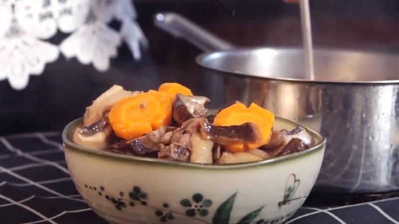 Khám phá cách chế biến món gà om nấm hương khô thơm ngon, bổ dưỡng, mang đến hương vị thanh tao cho bữa ăn của bạn.
