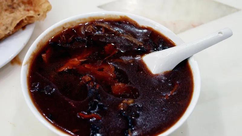 Hoisin Sauce là một loại gia vị nổi bật trong ẩm thực châu Á. Bạn có thể tự tay làm nước sốt này tại nhà bằng các nguyên liệu dễ kiếm và công thức vô cùng đơn giản.