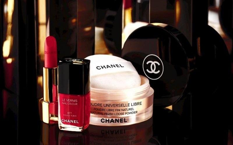 Chanel Rouge 57 Feu sở hữu sắc đỏ cam nồng nàn, thể hiện phong cách cá tính và quyến rũ, là sự lựa chọn yêu thích của các tín đồ làm đẹp.