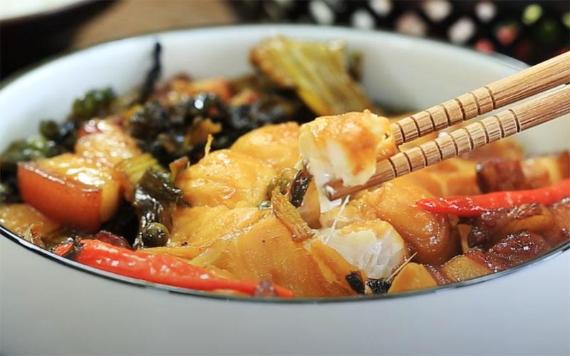 Hướng dẫn chi tiết cách làm cá trắm kho dưa đậm đà, món ăn hấp dẫn cho những ai yêu thích sự mới mẻ và đầy hương vị.