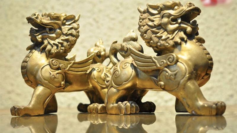 Tỳ hưu là một linh vật phong thủy nổi tiếng, được cho là biểu tượng của sự thịnh vượng và tài lộc. Việc bài trí tỳ hưu đúng cách trên bàn thờ thần tài sẽ giúp thu hút may mắn và tài chính dồi dào.