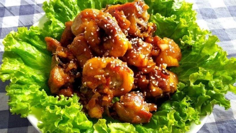 Đảm bảo nồi cơm của bạn sẽ hết veo chỉ sau khi thưởng thức món gà chiên sốt chua ngọt thơm lừng, đậm đà.