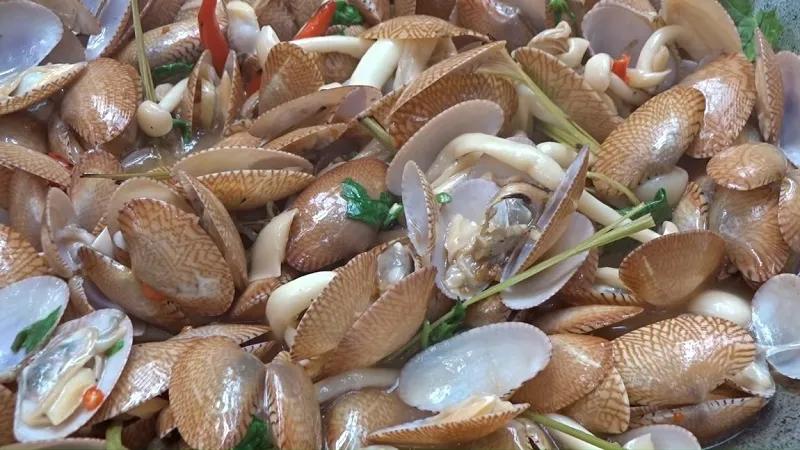 Khám phá công thức xào sò lụa xanh kết hợp với nấm hải sản, mang đến hương vị ngọt ngào và sự hòa quyện tinh tế của các mùi thơm đặc trưng.