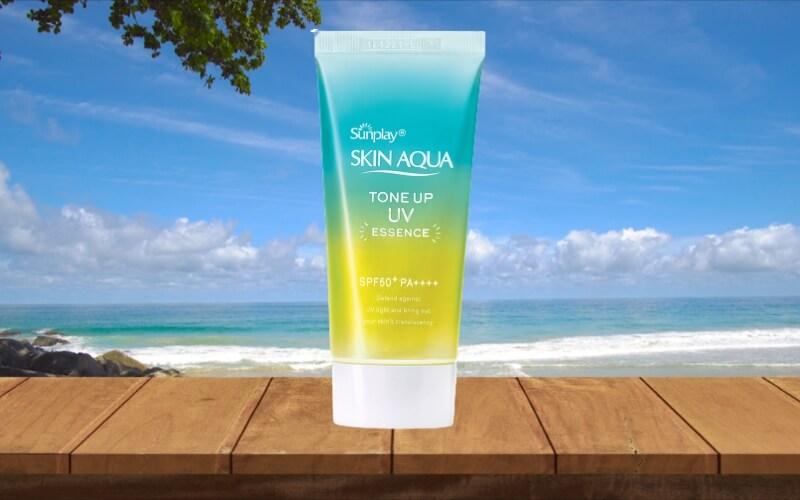 Kem chống nắng Skin Aqua màu xanh giúp làm đều màu da và mang lại làn da tự nhiên rạng rỡ chỉ sau một lần sử dụng.