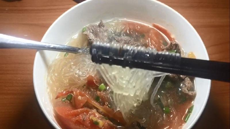 Khám phá cách chế biến miến thịt bò cà chua ngon lành, nhanh chóng cho bữa sáng đầy năng lượng.