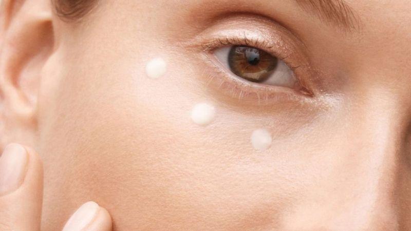 Tại sao khi thoa kem chống nắng lại gây cảm giác rát trên da mặt? Nguyên nhân và cách giải quyết