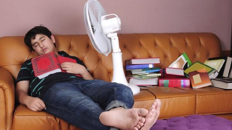 Khi ngủ, quạt nên được đặt ở vị trí nào: dưới chân, bên hông hay trên trần, để tối ưu hóa sức khỏe và giấc ngủ?