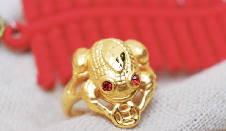 Ý nghĩa sâu sắc và cách đeo nhẫn con cóc ngậm tiền để thu hút tài lộc không chỉ đơn giản là một bí quyết phong thủy, mà còn là biểu tượng của sự thịnh vượng. Cùng tìm hiểu ngay những thông tin thú vị về loại nhẫn này nhé!