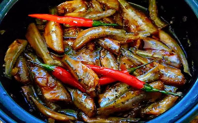 Khám phá cách làm món cá lòng tong kho tiêu đậm đà, thơm ngon, khiến bất kỳ ai cũng phải lòng.