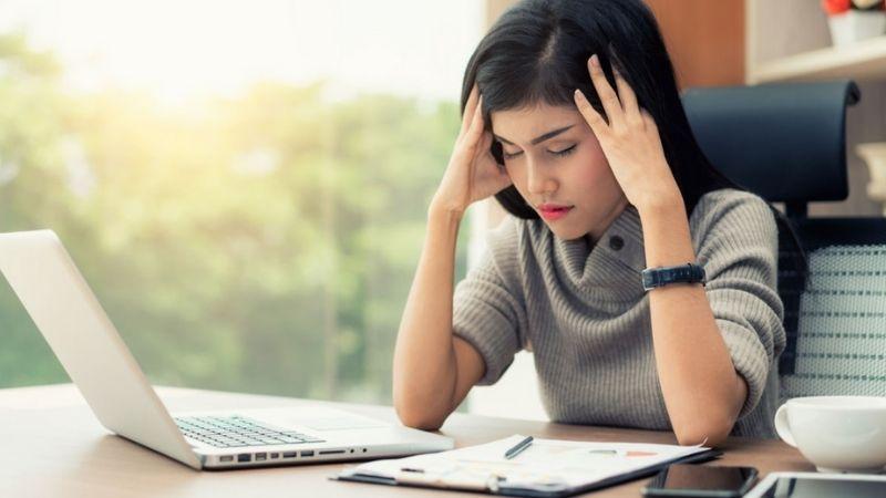 Rụng tóc có thể là dấu hiệu cảnh báo cho nhiều nguy cơ sức khỏe tiềm ẩn. Hãy khám phá 7 vấn đề nguy hiểm có thể xuất phát từ triệu chứng này.
