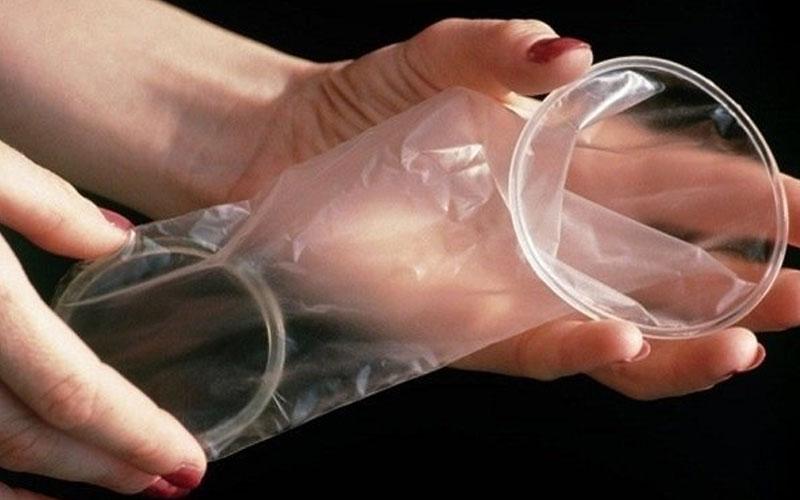 Tất tần tật về bao cao su: Bao cao su nữ là gì và cách sử dụng sao cho đúng? Đây là những câu hỏi phổ biến cần được khám phá để bảo vệ sức khỏe trong quan hệ tình dục.