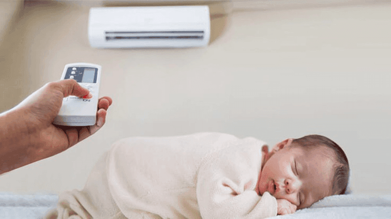 Có nên cho trẻ nằm điều hòa khi bị sốt?