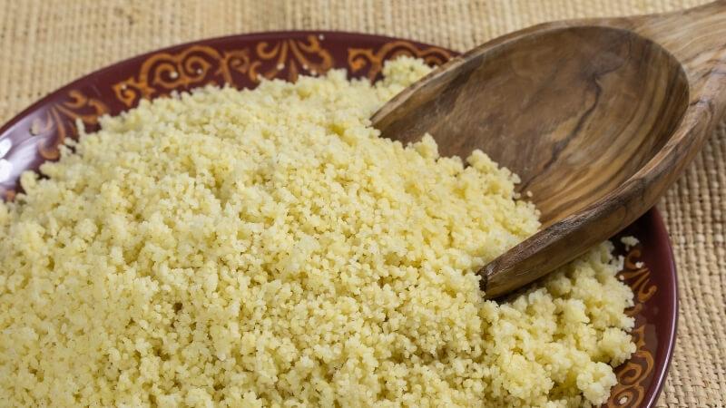 Bột mì Semolina là loại bột đặc biệt, được chiết xuất từ lúa mì cứng, sở hữu nhiều giá trị dinh dưỡng và công dụng tuyệt vời đối với sức khỏe. Cùng khám phá những đặc điểm nổi bật của loại bột này!