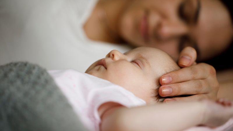 Bé hay lắc đầu khi ngủ, liệu có phải là vấn đề? Nguyên nhân khiến bé lắc đầu khi ngủ