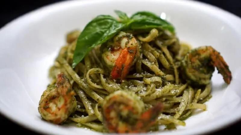 Khám phá cách làm pasta pesto chuẩn vị Ý, ngon như những món ăn đẳng cấp tại nhà hàng.