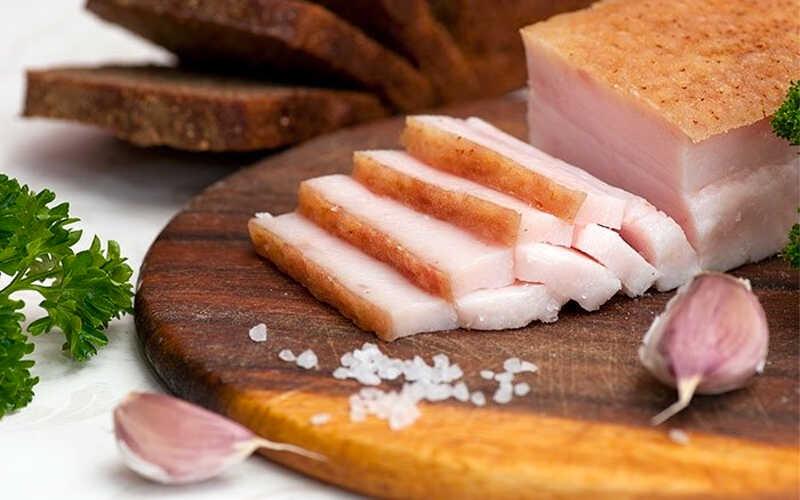Người mắc gan nhiễm mỡ cần chú ý chế độ ăn uống như thế nào, và nên tránh thực phẩm gì để bảo vệ sức khỏe?