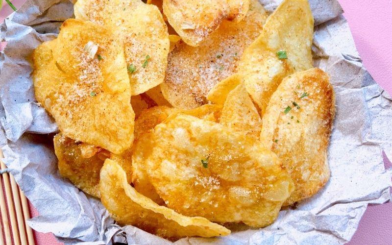 Khám phá công thức làm bim bim khoai tây giòn tan, thơm ngon ngay tại nhà với nồi chiên không dầu, một lựa chọn tuyệt vời cho món snack lành mạnh cho bé.