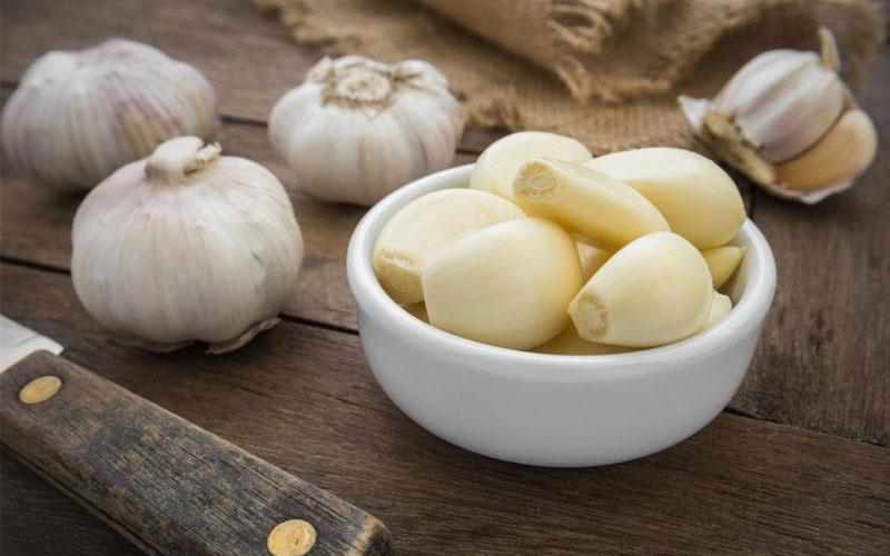 Kích thích tóc mọc dày và nhanh chóng chỉ với một củ tỏi có sẵn ngay trong bếp, bạn đã thử chưa?