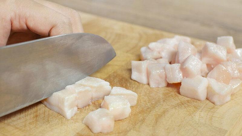 Cô dâu chia sẻ bí quyết nấu bánh đa cua đúng vị Hải Phòng, mang đến hương vị đậm đà khó quên.