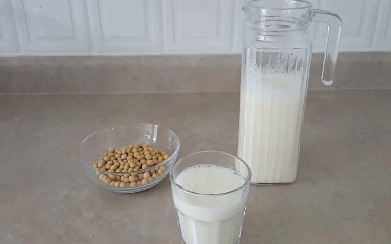 Hướng dẫn làm sữa đậu nành thơm ngon, bổ dưỡng với máy ép chậm, mang đến món đồ uống tuyệt vời cho sức khỏe.