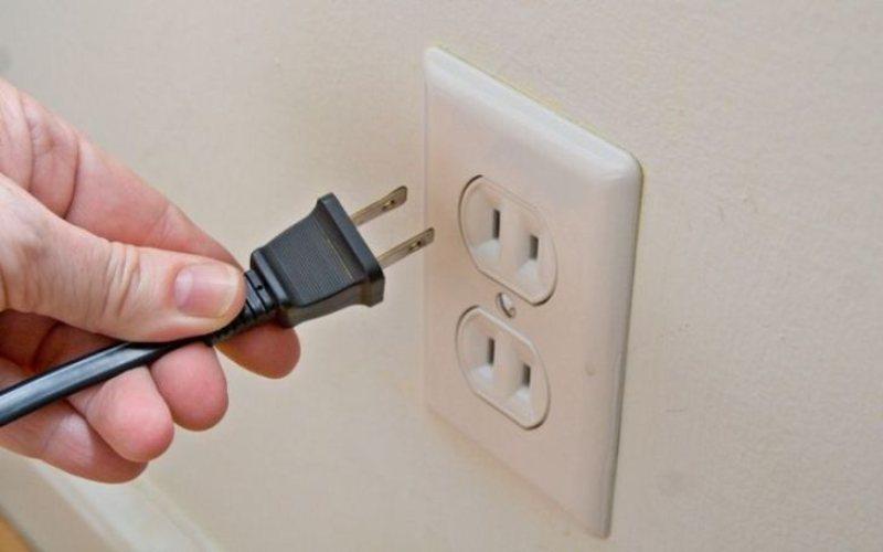 Tại sao bạn không nên rút dây điện tủ lạnh quá thường xuyên?
