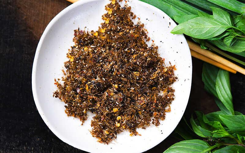 Muối kiến vàng được làm từ gì? Cách chế biến muối kiến vàng đúng chuẩn Gia Lai như thế nào?