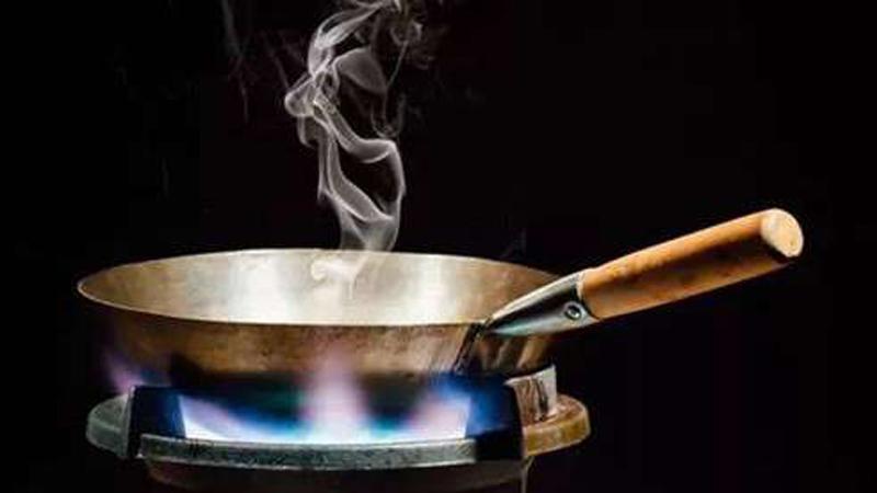 Tránh việc sử dụng dầu ăn đã chiên đi chiên lại nhiều lần, vì điều này có thể gây nguy cơ ung thư cho sức khỏe.