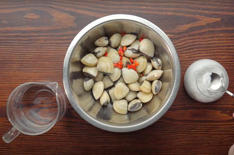 Mẹo hay giúp nghêu sạch cát, không còn một hạt trước khi chế biến