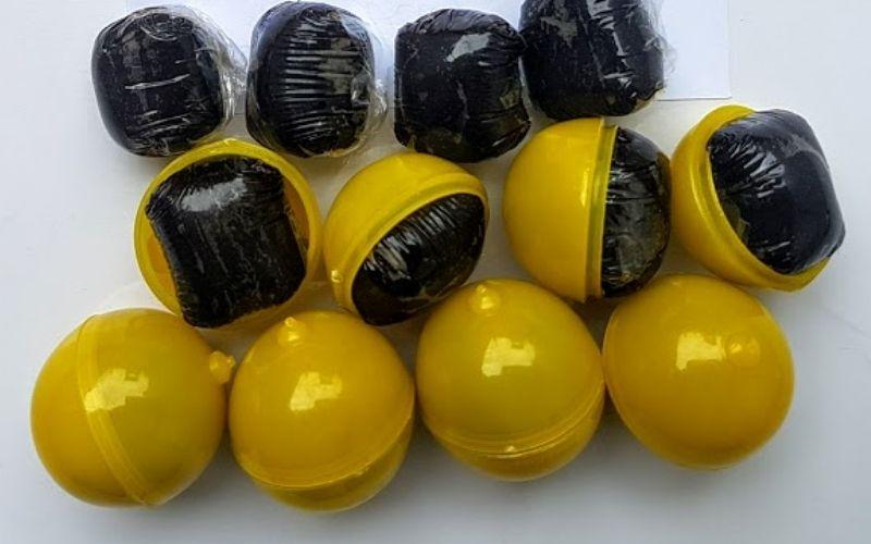 Bạn còn nhớ viên thuốc bọc nhựa, bên trong chứa một khối màu đen đặc biệt không?