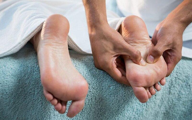 Khám phá 8 phương pháp bấm huyệt đơn giản mà hiệu quả giúp giảm tình trạng tê bì tay chân.