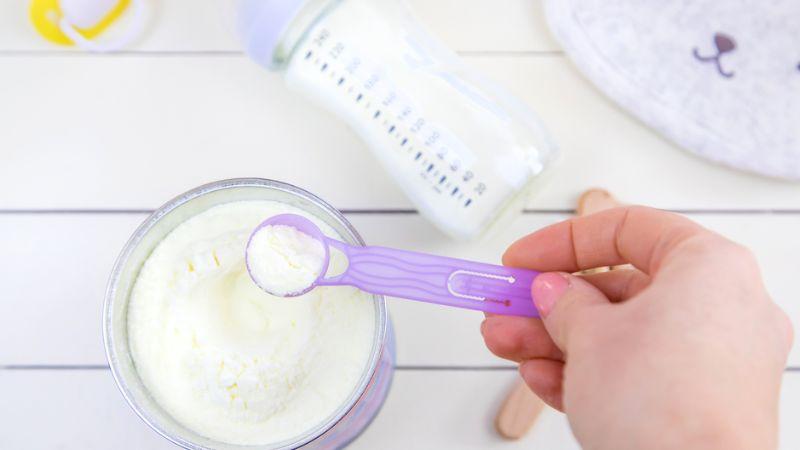 Các loại nước không nên dùng để pha sữa cho bé