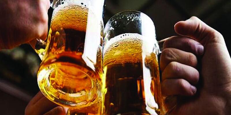 Uống bia trong những ngày đèn đỏ: Tác dụng hay tác hại?