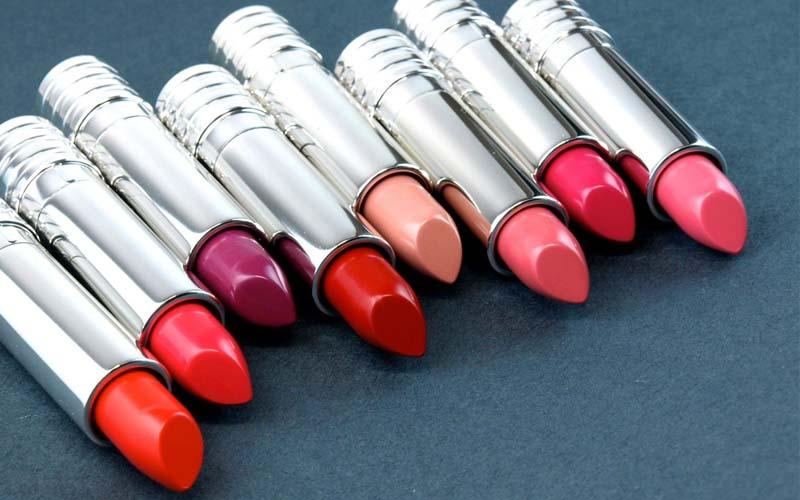 Khám phá 3 cách đơn giản nhưng hiệu quả giúp hồi sinh thỏi son khô cứng, mang lại vẻ mềm mịn như mới.