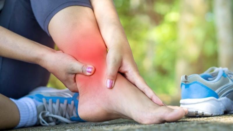 Bong gân phải làm sao? Khám phá 3 cách trị bong gân cổ chân và cổ tay hiệu quả ngay tại nhà.
