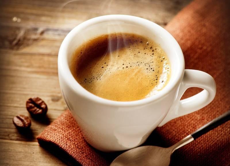 Ba loại cà phê nổi bật – Espresso, Cappuccino và Macchiato – tuy đều được chế biến từ cà phê, nhưng lại mang đến những trải nghiệm hoàn toàn khác biệt. Espresso là sự kết tinh mạnh mẽ và tinh tế của cà phê nguyên chất. Cappuccino nhẹ nhàng hơn, với sự hòa quyện của espresso và sữa bọt mịn, đem lại một cảm giác mềm mại. Macchiato lại khác biệt hoàn toàn, là sự kết hợp độc đáo giữa espresso đậm đà và một chút sữa, tạo ra sự tương phản thú vị.