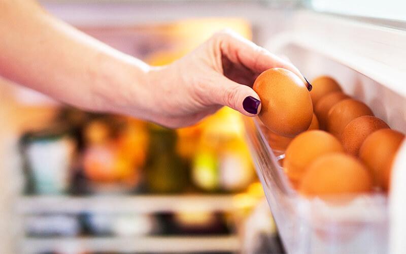 Trứng nên được bảo quản ở đâu để đảm bảo chất lượng tốt nhất: ngoài trời hay trong tủ lạnh?