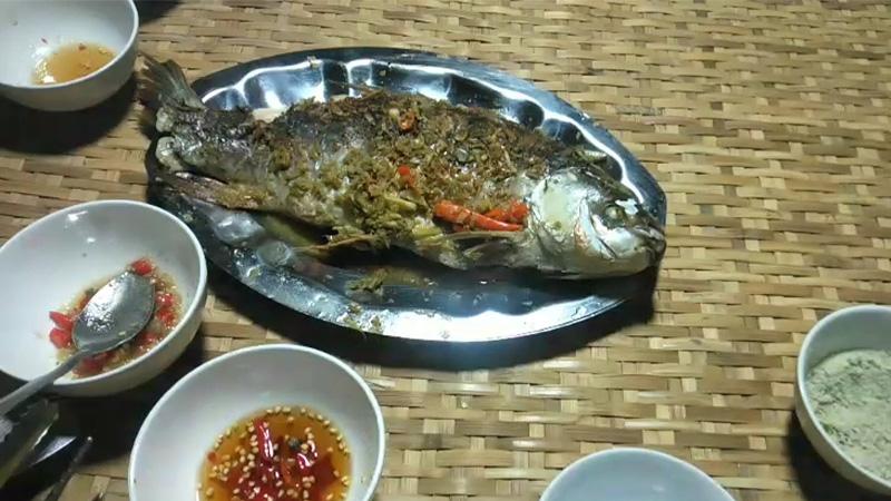 Cách làm cá trôi hấp sả thơm nồng, mang đến hơi ấm cho ngày lạnh giá