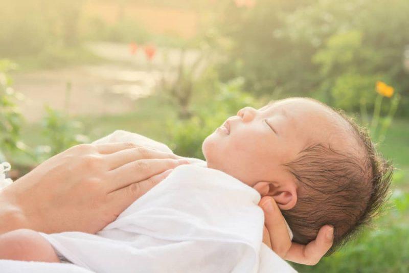 Thời gian lý tưởng để bé tắm nắng giúp cơ thể hấp thu vitamin D hiệu quả nhất