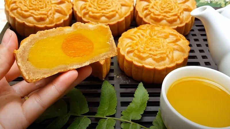 Khám phá 6 công thức làm bánh Trung thu nhân trứng muối thơm ngon, dễ thực hiện ngay tại nhà