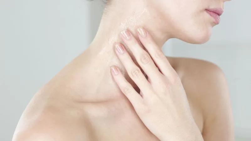 Dưỡng da cổ mịn màng với mặt nạ từ chuối và dưa leo