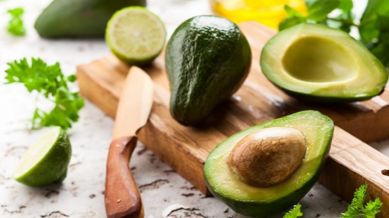 Bơ là nguồn dinh dưỡng phong phú cho mẹ sau sinh, nhưng mẹ cần chú ý những điều gì khi sử dụng bơ để tận dụng tối đa lợi ích của nó?