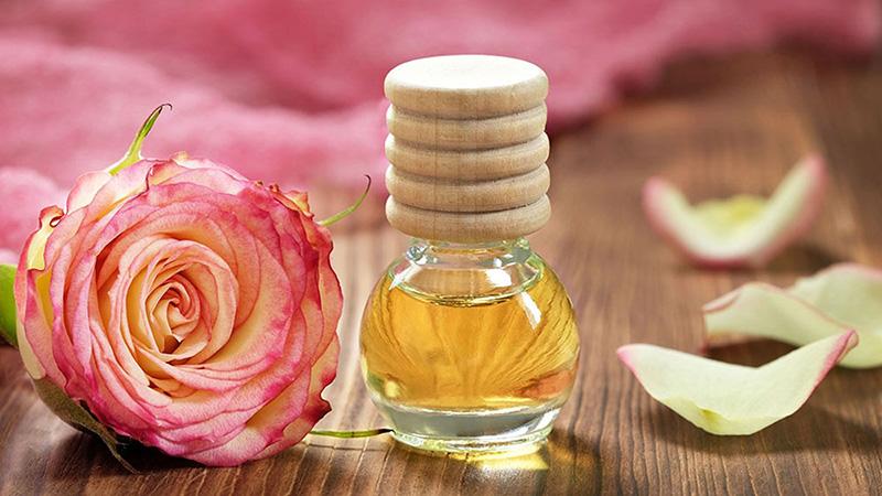 Tinh dầu hoa hồng là gì? Những lợi ích và cách sử dụng tinh tế