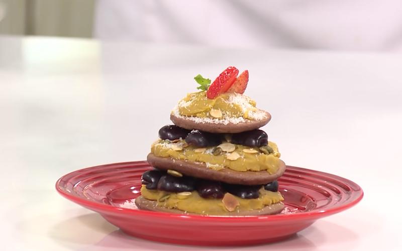 Cùng gia đình vào bếp chế biến bánh Pancake socola thơm lừng, mang không khí Giáng Sinh ngập tràn yêu thương.