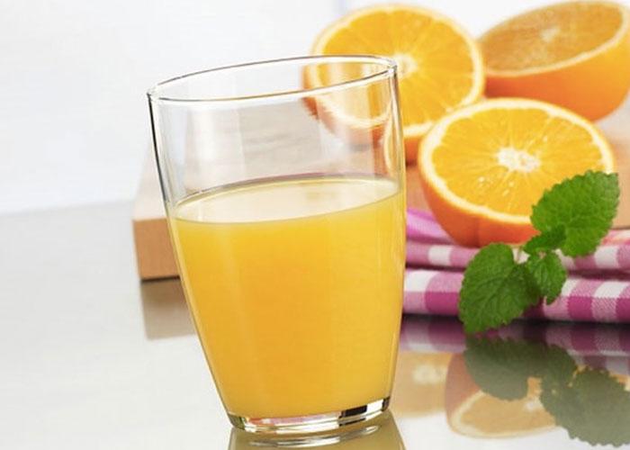 Uống nước cam mỗi ngày, cơ thể bạn sẽ nhận được những lợi ích tuyệt vời mà ít ai ngờ tới. Không chỉ đơn thuần là một loại nước giải khát, nước cam còn là nguồn cung cấp dưỡng chất quý giá cho sức khoẻ. Hãy cùng khám phá những tác động tích cực mà thói quen này mang lại.