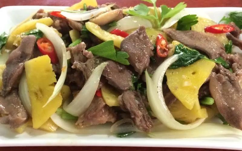 Hướng dẫn chi tiết cách làm món lưỡi bò xào dứa vừa ngon miệng, mềm mịn, lại không có mùi hôi, chắc chắn sẽ là món ăn tuyệt vời cho bữa cơm gia đình.