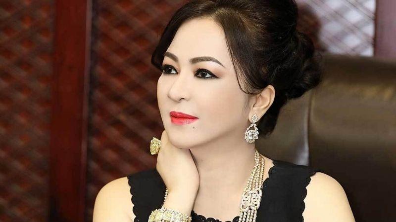 Khám phá bí quyết xông tỏi từ cô Phương Hằng, giúp da dù có chảy xệ cũng trở nên săn chắc một cách kỳ diệu.