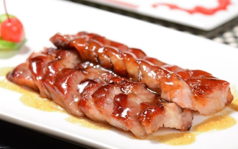 Thịt xá xíu là món ăn nổi tiếng với hương vị đặc trưng, thường được chế biến bằng phương pháp nướng hoặc quay thịt heo ở nhiệt độ cao. Khám phá ngay 4 công thức làm xá xíu ngon như ngoài tiệm.