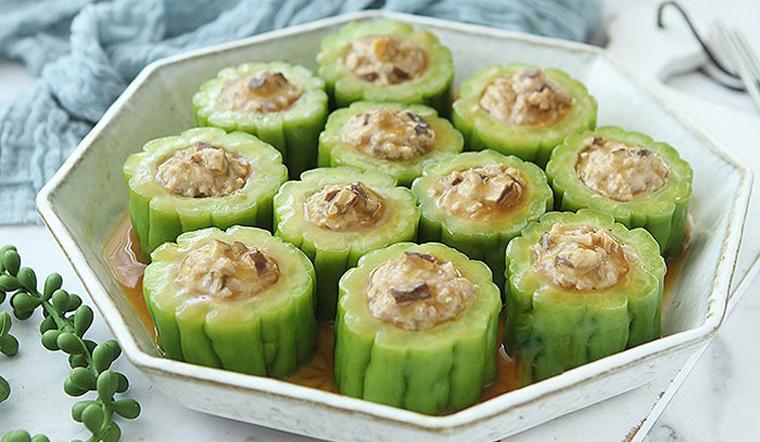 Món khổ qua nhồi thịt hấp đơn giản, vừa thơm ngon lại giúp giải nhiệt, mang đến cảm giác thư thái, dễ chịu khi thưởng thức.