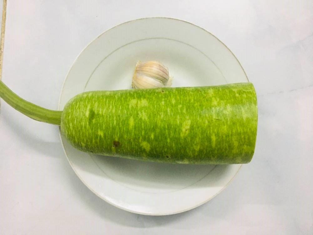 Thêm ngay món bầu xào tỏi vào thực đơn hè, vừa thanh mát lại dễ làm, giúp làm phong phú bữa ăn gia đình.